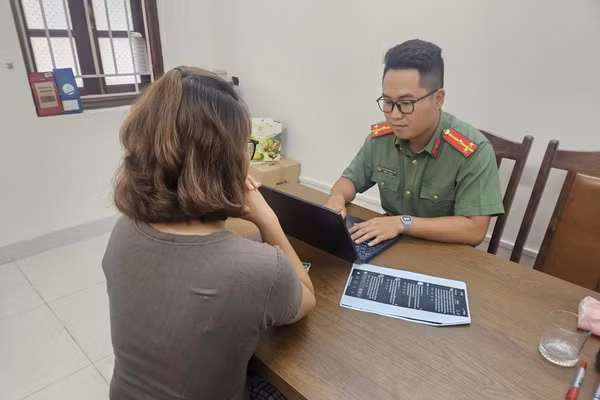 Chị H. làm việc với cơ quan công an. (Ảnh: CAHN)