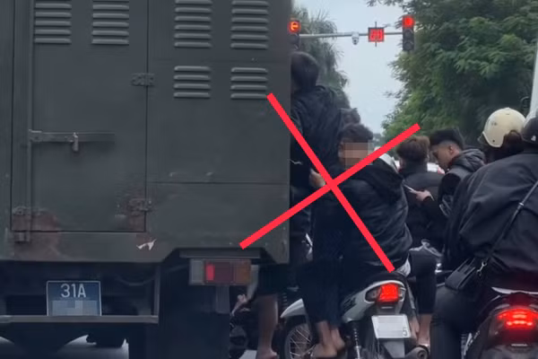 Nhóm thanh niên bám theo xe chở phạm nhân. (Ảnh: CAHN).