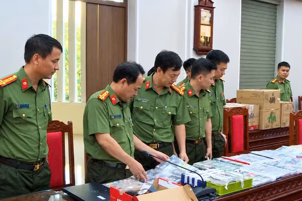 Bắt giữ đường dây giao dịch khoảng 15.000 tỷ đồng qua máy POS.(Ảnh: Công an Thanh Hóa).