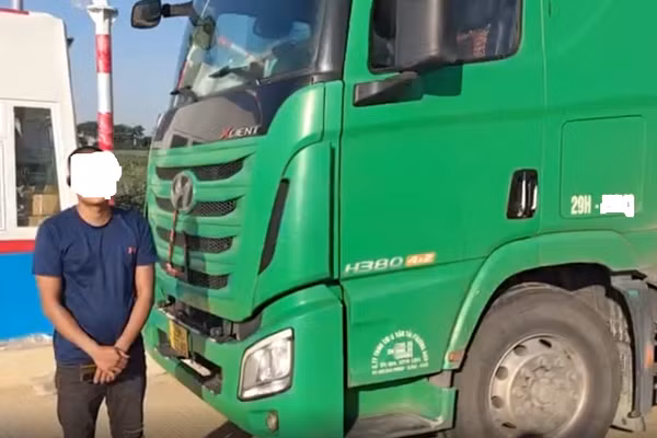 Tài xế và phương tiện vi phạm. (Ảnh: Cục CSGT).