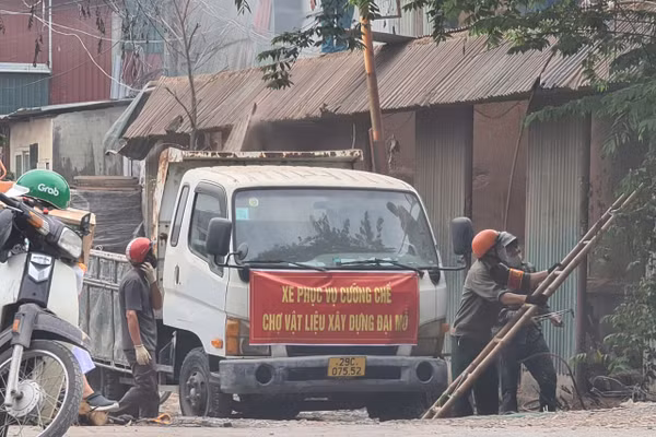 UBND phường Đại Mỗ cưỡng chế, tháo dỡ nhà xưởng.