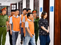 Các bị can làm việc tại cơ quan công an.