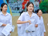 Thí sinh Thanh Hoá tự tin bước vào môn thi đầu tiên. Ảnh: Nguyễn Thùy