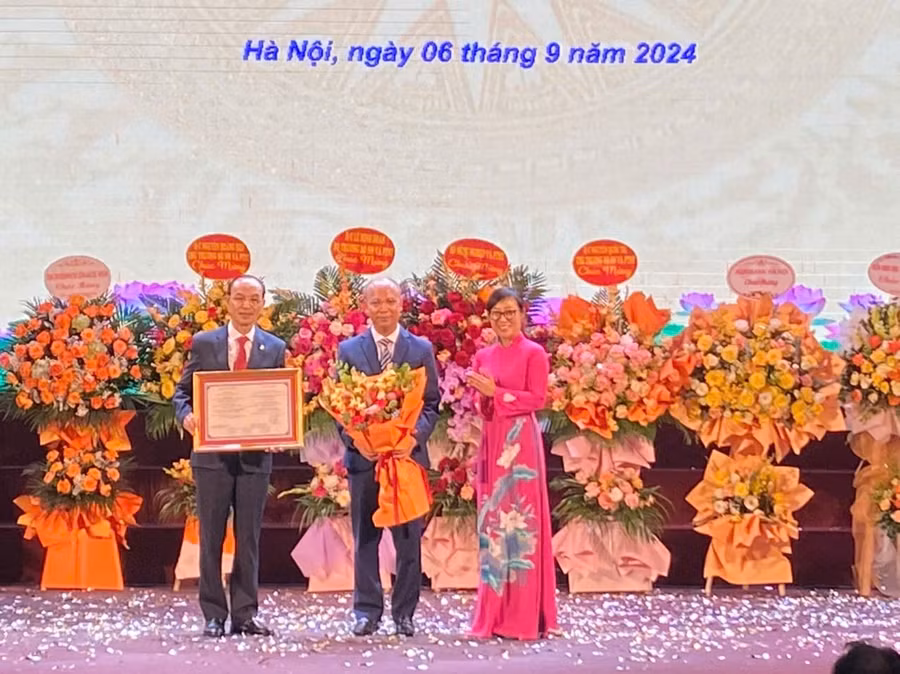 Trường ĐH Thuỷ Lợi nhận giấy kiểm định chất lượng cơ sở giáo.