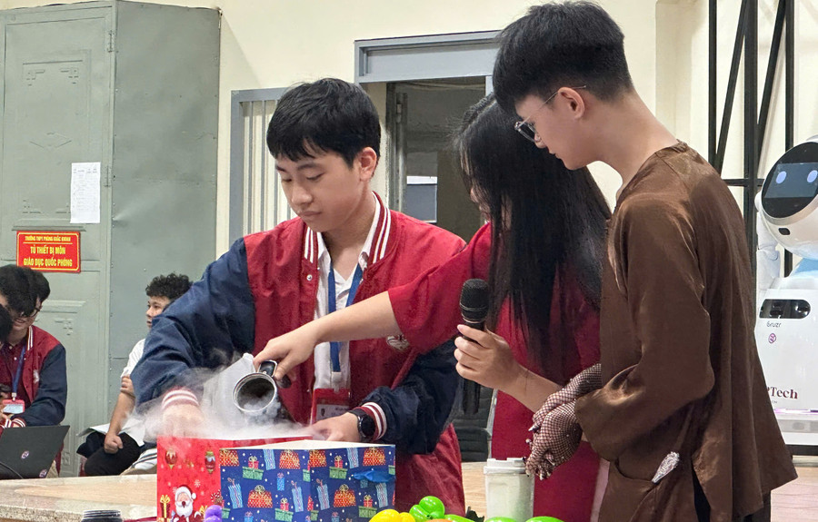 Học sinh Trường THPT Phùng Khắc Khoan tham gia hoạt động giáo dục thắp sáng tư duy chinh phục Stem. Ảnh NC.