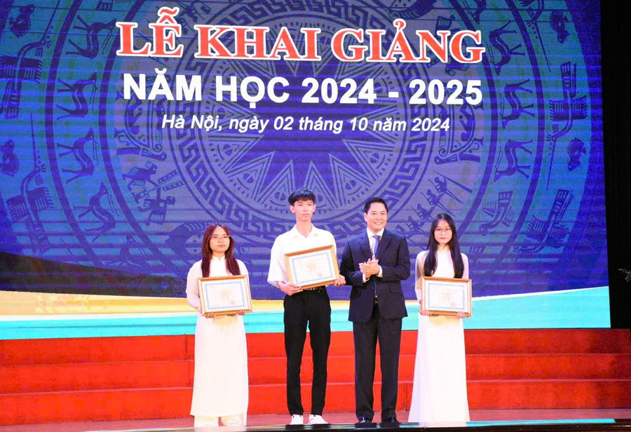 GS.TS Bùi Hữu Toàn – Chủ tịch Hội đồng Học viện Ngân hàng trao học bổng cho các tân thủ khoa đầu vào.