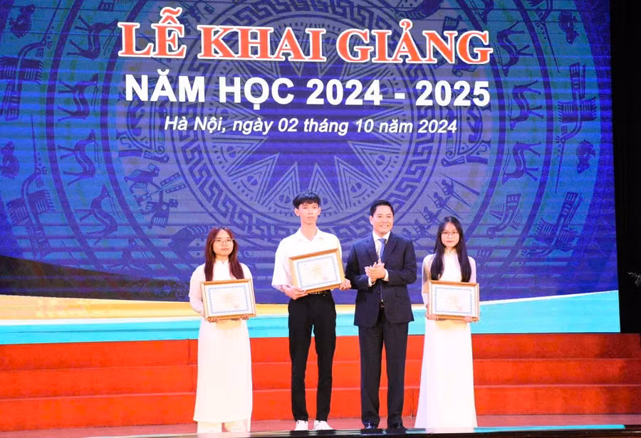 GS.TS Bùi Hữu Toàn – Chủ tịch Hội đồng Học viện Ngân hàng trao học bổng cho các tân thủ khoa đầu vào.
