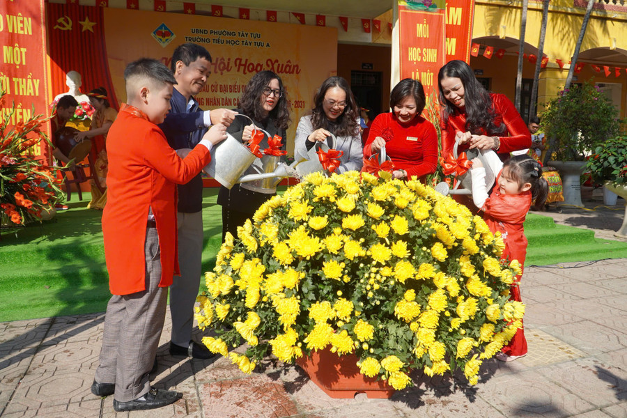 Ngày 10/3, Trường Tiểu học Tây Tựu A (phường Tây Tựu, Hà Nội) tổ chức Ngày hội hoa xuân 2026