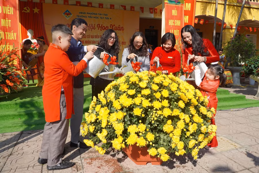 Ngày 10/3, Trường Tiểu học Tây Tựu A (phường Tây Tựu, Hà Nội) tổ chức Ngày hội hoa xuân 2026