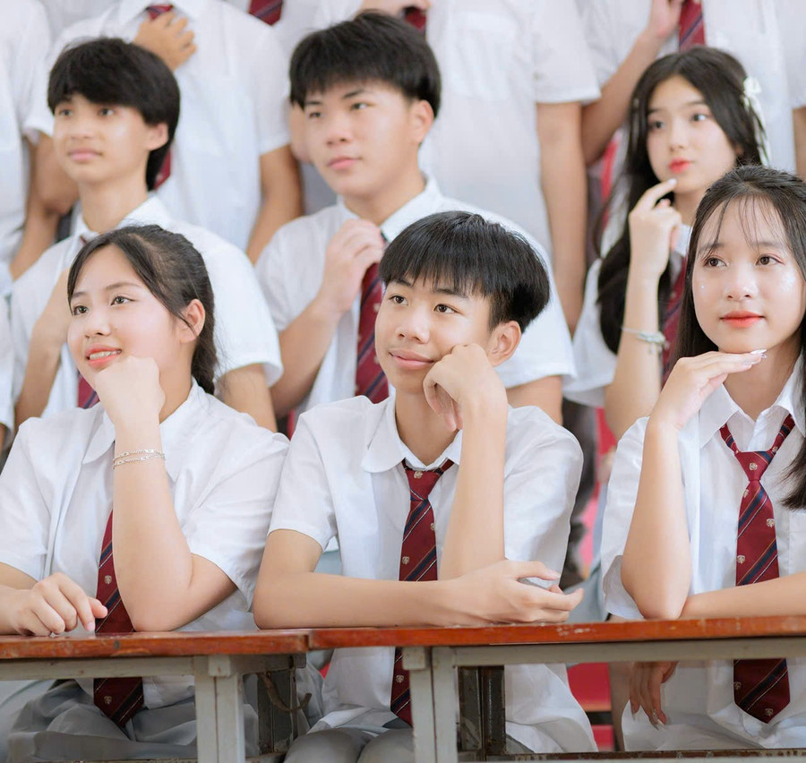 Em Nguyễn Ngọc Trường Giang (ở giữa hàng đầu tiên).