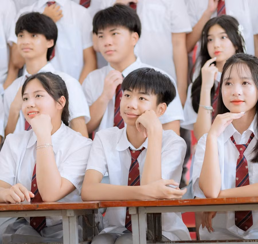 Em Nguyễn Ngọc Trường Giang (ở giữa hàng đầu tiên).