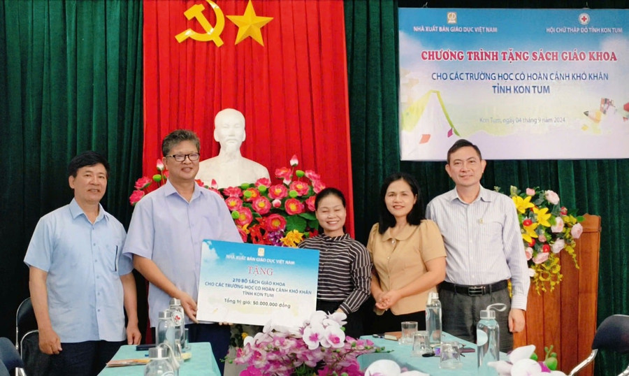 NXBGDVN trao tặng sách cho các trường học có hoàn cảnh khó khăn tỉnh Kon Tum. Ảnh: NXBGDVN nxb-3.jpg