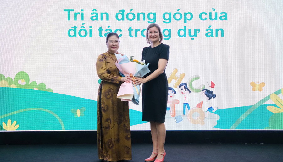 Bà Karolina Rutkowska tặng hoa tri ân bà Trịnh Hoài Thu, Phó Vụ trưởng Vụ Giáo dục Phổ thông, Bộ Giáo dục và Đào tạo.
