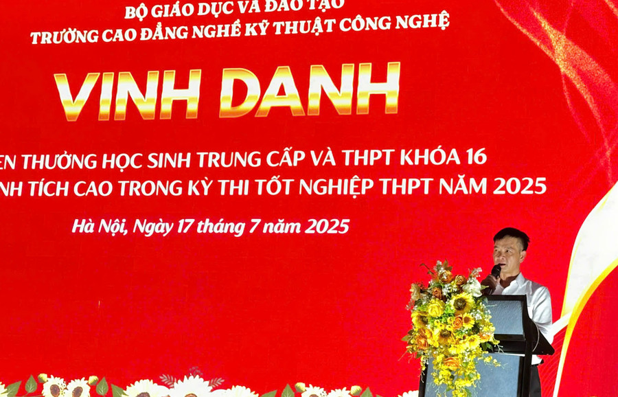 Ông Đặng An Bình - Hiệu trưởng Trường Cao đẳng nghề Kỹ thuật Công nghệ phát biểu. nghe-2-1258.jpg