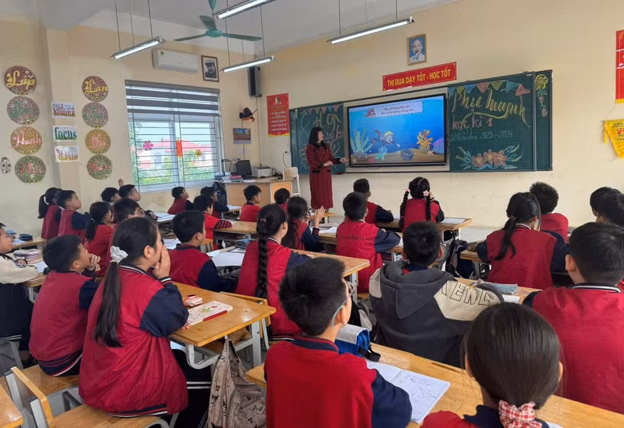 Cô giáo Nguyễn Thị Huế - Trường Tiểu học Tây Tựu A cùng học trò. Ảnh NC.