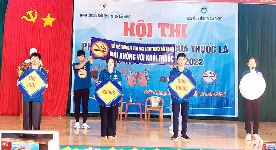 Trường PT DTNT THCS & THPT Đắk Glong (tỉnh Lâm Đồng) tổ chức hội thi tuyên truyền về phòng chống tác hại của thuốc lá.