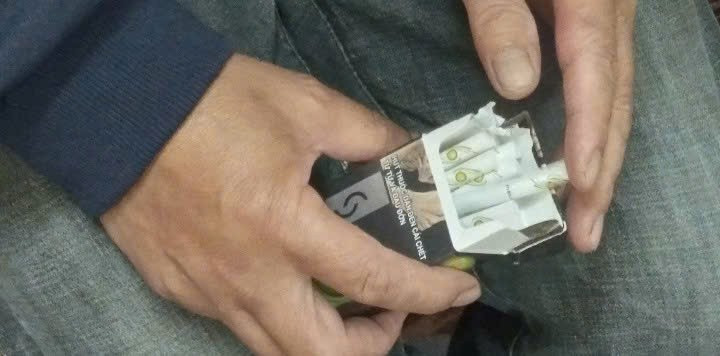 Nhiều người vẫn còn thói quen sử dụng thuốc lá. Ảnh Quỳnh Chi.