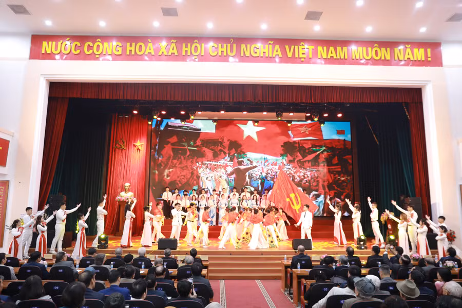 Những tiết mục văn nghệ chào mừng.