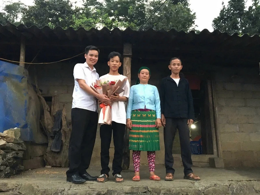 Ông Lý Văn Đông (bên trái), Bí thư Đảng uỷ xã Pải Lủng (huyện Mèo Vạc) - người đỡ đầu, đồng hành cùng em Giàng Mí Lía trong hành trình chinh phục ước mơ.