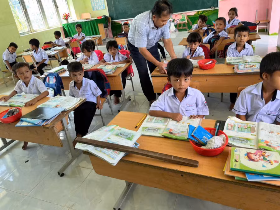 Một tiết học của thầy Nguyễn Thanh Tuấn và học trò. Ảnh NVCC.