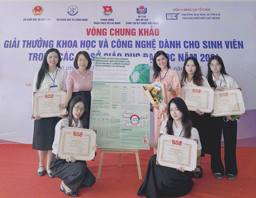 Nhóm sinh viên học viện Ngân hàng đạt giải Nhì Giải thưởng khoa học công nghệ dành cho giảng viên trẻ và sinh viên trong các Cơ sở giáo dục Đại học năm 2024. 