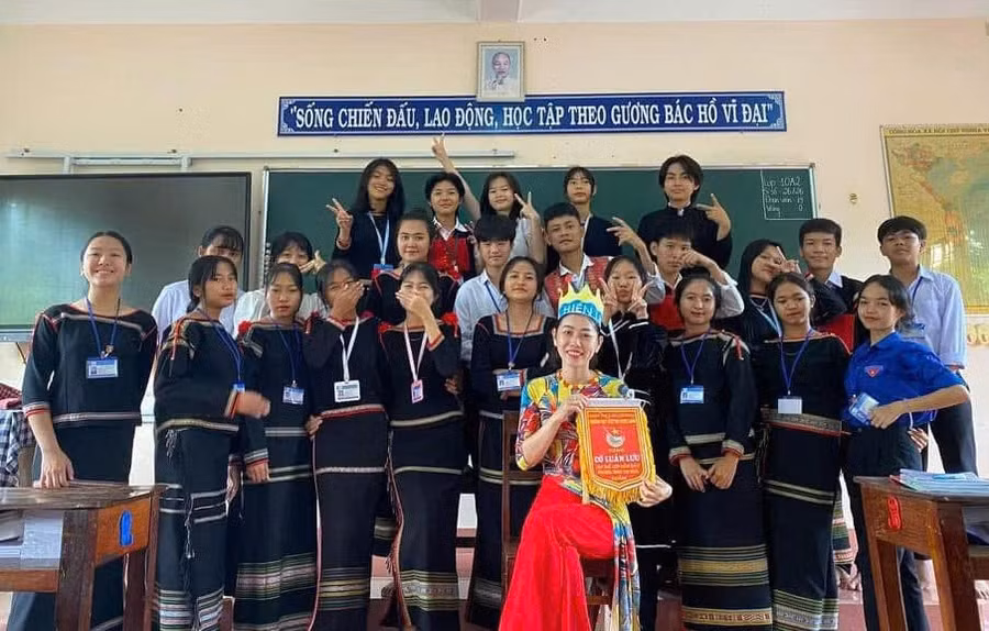 Cô Trà Hương cùng học trò của mình.