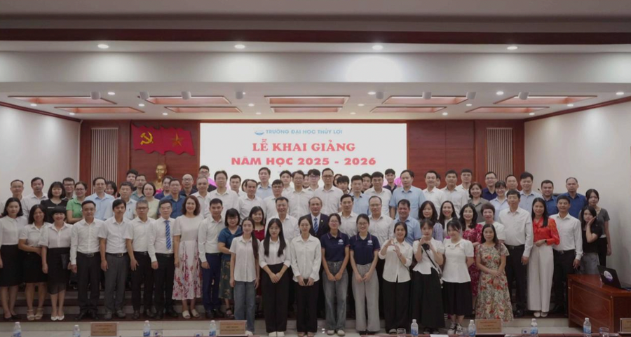 Sinh viên Trường ĐH Thuỷ lợi tại Lễ khai giảng.