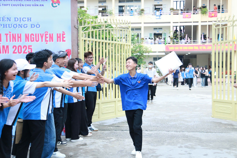 Thí sinh phấn khởi rời khỏi trường thi. thi-11.jpg