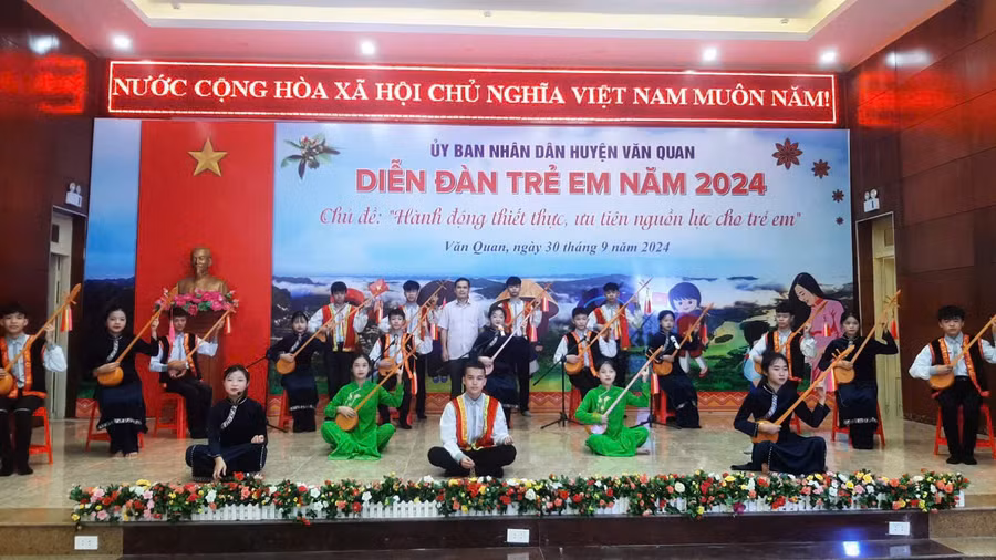 Lan toả ngôn ngữ Tày, Nùng thông dạy hát then, đàn tính.