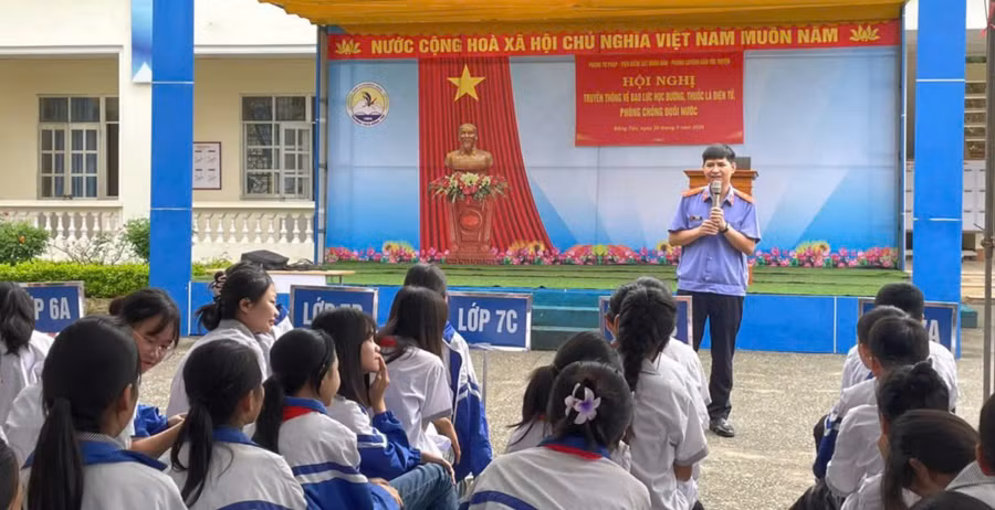 Học sinh Trường THCS xã Đồng Tân (huyện Hữu Lũng, tỉnh Lạng Sơn) nghe tuyên truyền về tác hại của hút thuốc lá.