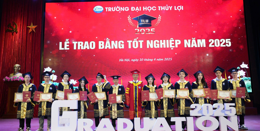 GS.TS Trịnh Minh Thụ - Hiệu trưởng Trường Đại học Thuỷ Lợi khen thưởng và trao bằng tốt nghiệp cho 13 tân kỹ sư, cử nhân xuất sắc.