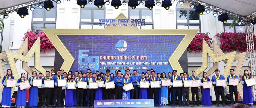 Trao giải thưởng “15 tháng 10” năm 2025.