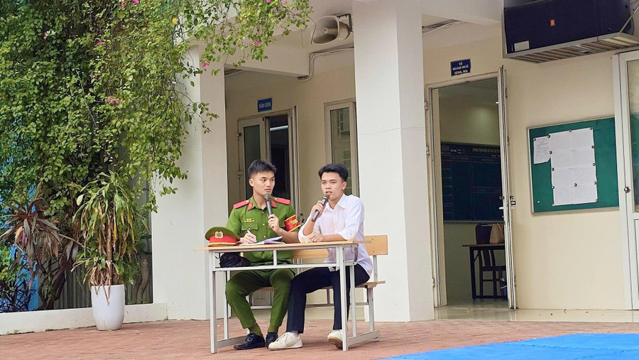 Nhà trường mời công an về trao đổi cùng học sinh. 5f094e951a279779ce36.jpg