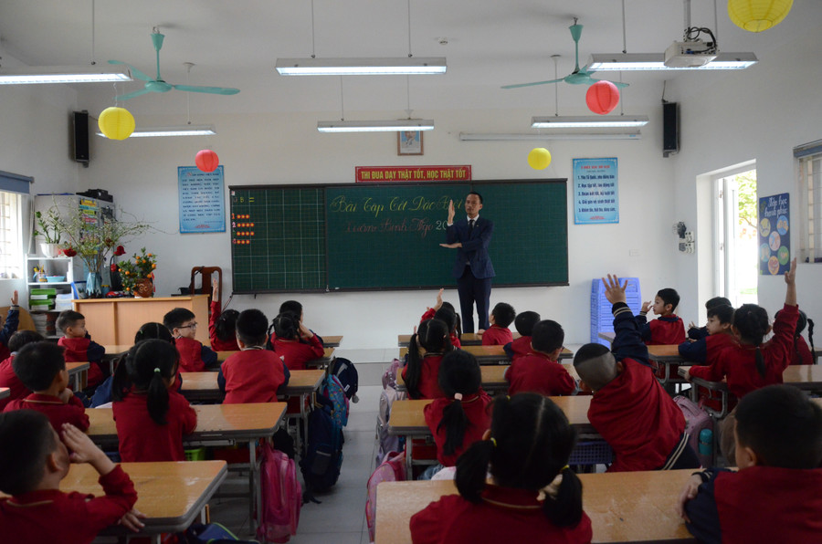 Thầy Đặng Vũ Hiệp, Giáo viên Tổng phụ trách Đội Trường Tiểu học Đoàn Kết (phường Long Biên, Hà Nội) trong tiết học ngày cuối năm. Ảnh NC.