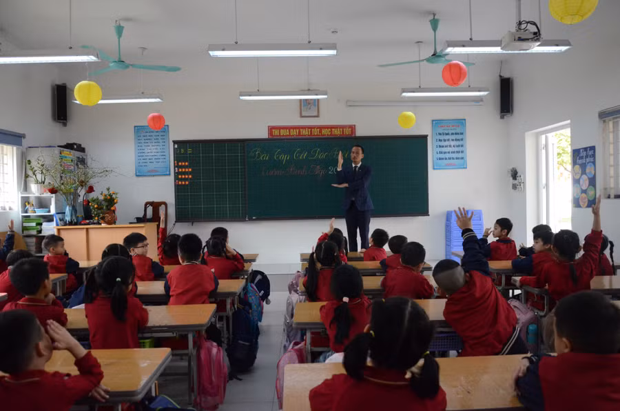 Thầy Đặng Vũ Hiệp, Giáo viên Tổng phụ trách Đội Trường Tiểu học Đoàn Kết (phường Long Biên, Hà Nội) trong tiết học ngày cuối năm. Ảnh NC.