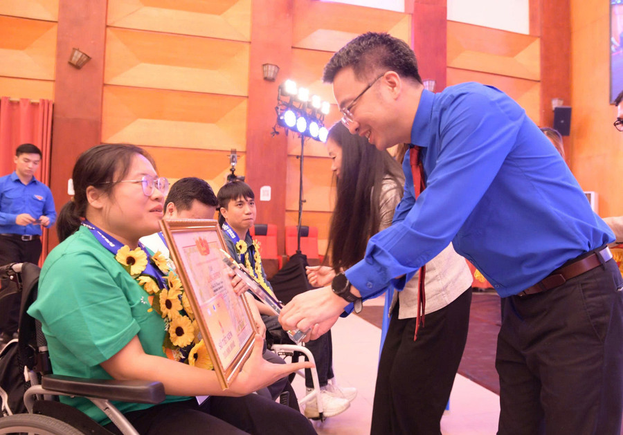 Anh Nguyễn Tường Lâm, Bí thư Trung ương Đoàn, Chủ tịch Trung ương Hội LHTN Việt Nam trao tặng Kỷ niệm chương cho đại biểu. tat-1.jpg