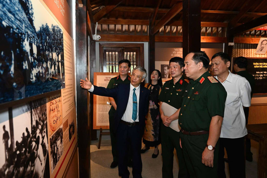 Các đại biểu tham quan Di tích lịch sử quốc gia Địa điểm Trường dạy làm báo Huỳnh Thúc Kháng.