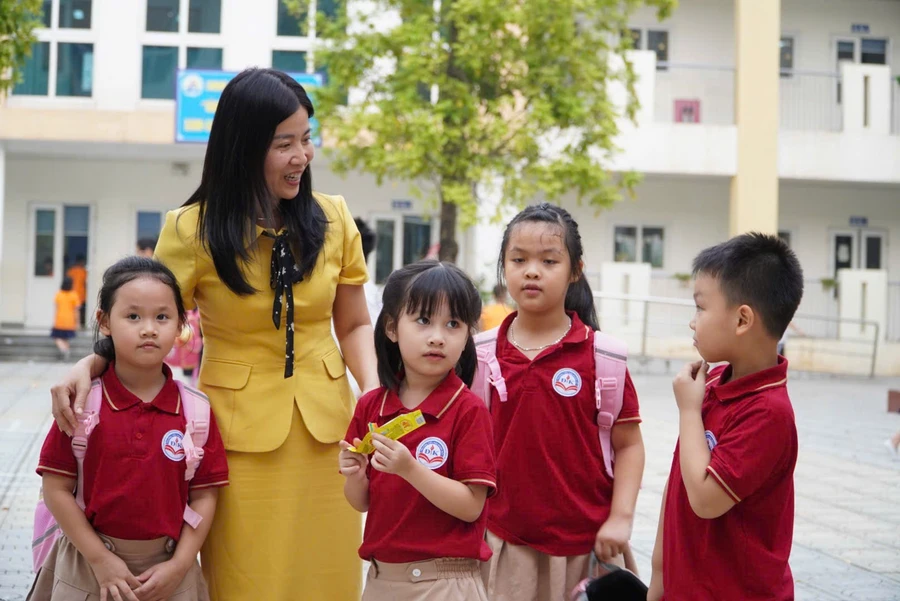 Cô Lưu Thị Chính Phương – Phó Hiệu trưởng Trường Tiểu học Đoàn Kết (quận Long Biên, TP. Hà Nội) cùng học trò của mình. Ảnh ĐD