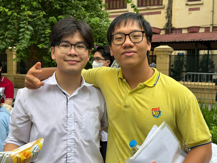 Thí sinh phấn khởi sau ngày thi đầu tiên. toan-1.jpg