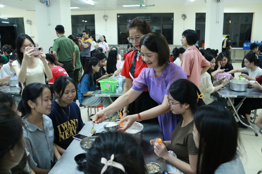 Cô Vương Xuân Thuận, Hiệu trưởng Trường THPT DTNT tỉnh Lạng Sơn đến động viên học trò những ngày diễn ra kỳ thi cần nghỉ ngơi để đảm bảo sức khoẻ.