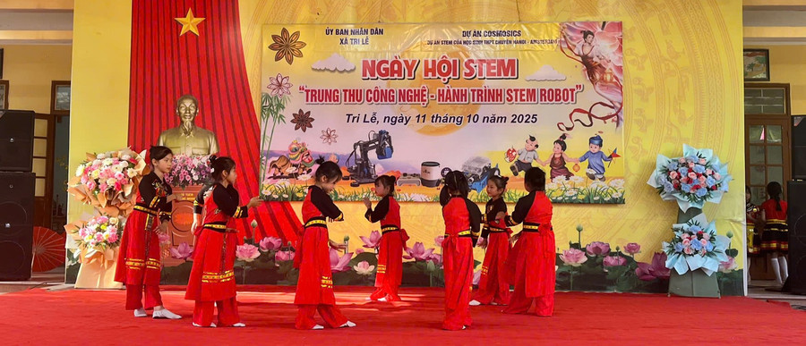 Trường PTDTBT THCS Tri Lễ biểu diễn tiết mục văn nghệ truyền thống. van-nghe.jpg