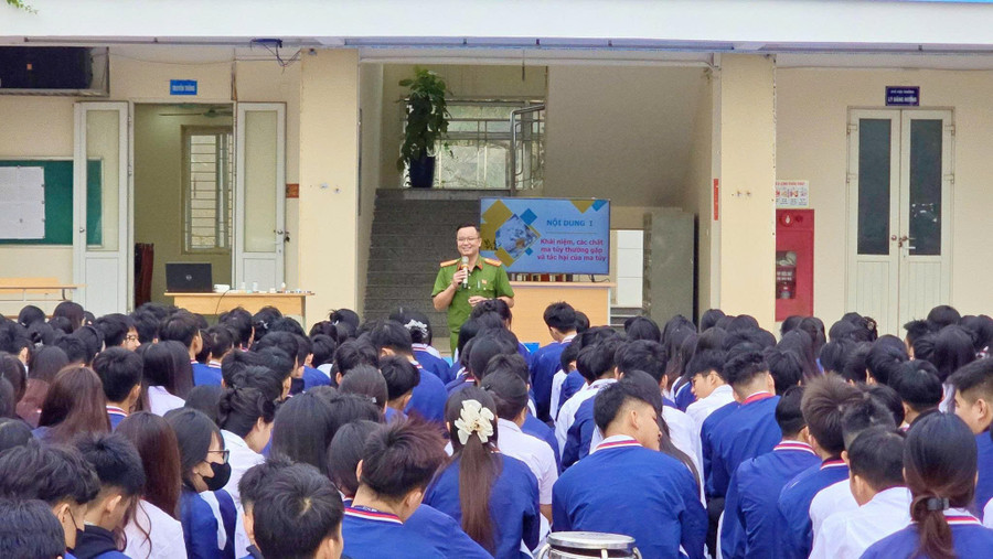 Học sinh Trường THPT Hoài Đức C (xã Sơn Đồng, Hà Nội) nghe tuyên truyền tác hại của thuốc lá, thuốc lá điện tử.