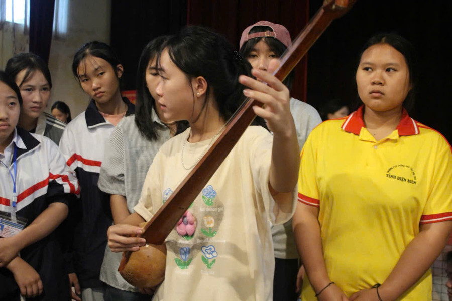 Thuỷ Tiên đánh đàn Tính cho bạn nghe. dan-tinh.jpg