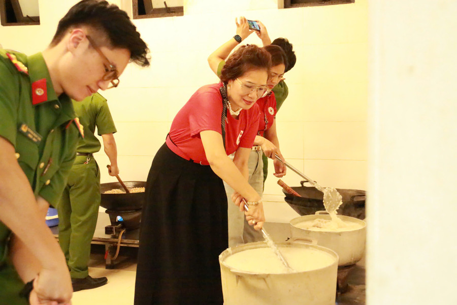 Những nồi cháo nóng hổi đã được chuẩn bị. a-3.jpg