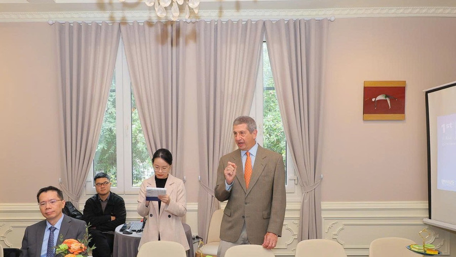 Giáo sư Danh dự Andrew K. Rose, Hiệu trưởng Trường Kinh doanh thuộc Đại học Quốc gia Singapore (NUS Business School) chia sẻ tại buổi thảo luận.