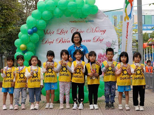 Cô giáo Lê Hồng Nhung cùng học trò. hanh-1.jpg