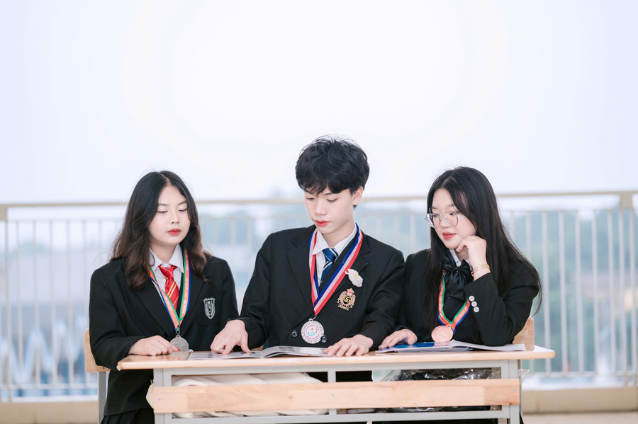 Em Nguyễn Minh Hiếu (giữa, sinh viên năm nhất ngành Truyền thông Quốc tế, Học viện Ngoại giao). Ảnh NVCC. minh-hieu.jpg