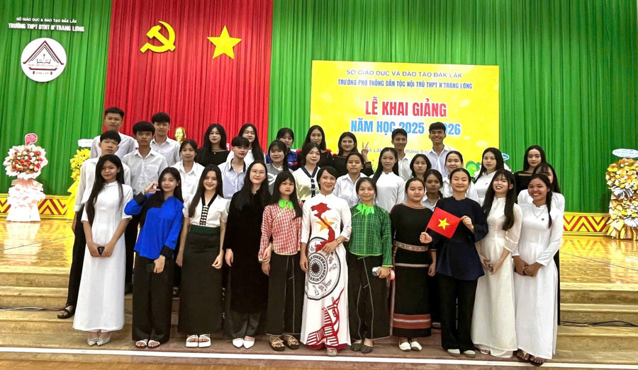 Trong những buổi chào cờ hay các ngày lễ, thay vì gò bó trong đồng phục, học sinh được khuyến khích mặc trang phục dân tộc mình. anh-2.jpg
