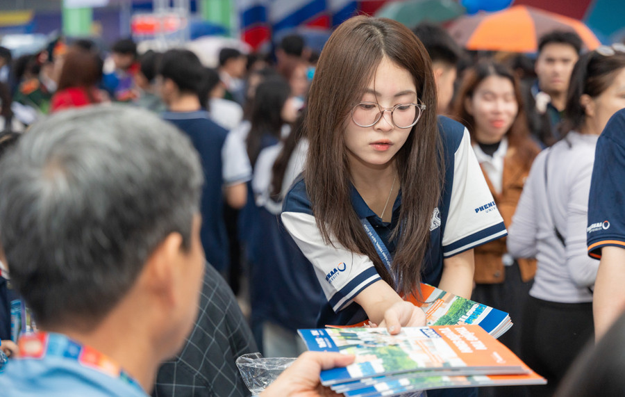 Rất nhiều phụ huynh, thí sinh đến gian hàng của ĐH Phenikaa để nghe tư vấn. Ảnh PNK.