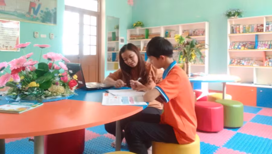  Em Nông Đức Huy – HS Trường PTDTBT TH&THCS Liên Hội đang trao đổi với cô giáo.